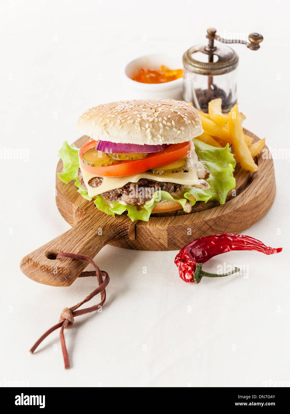 Burger mit Fleisch und Grüns und gesalzen Pommes frites Stockfoto