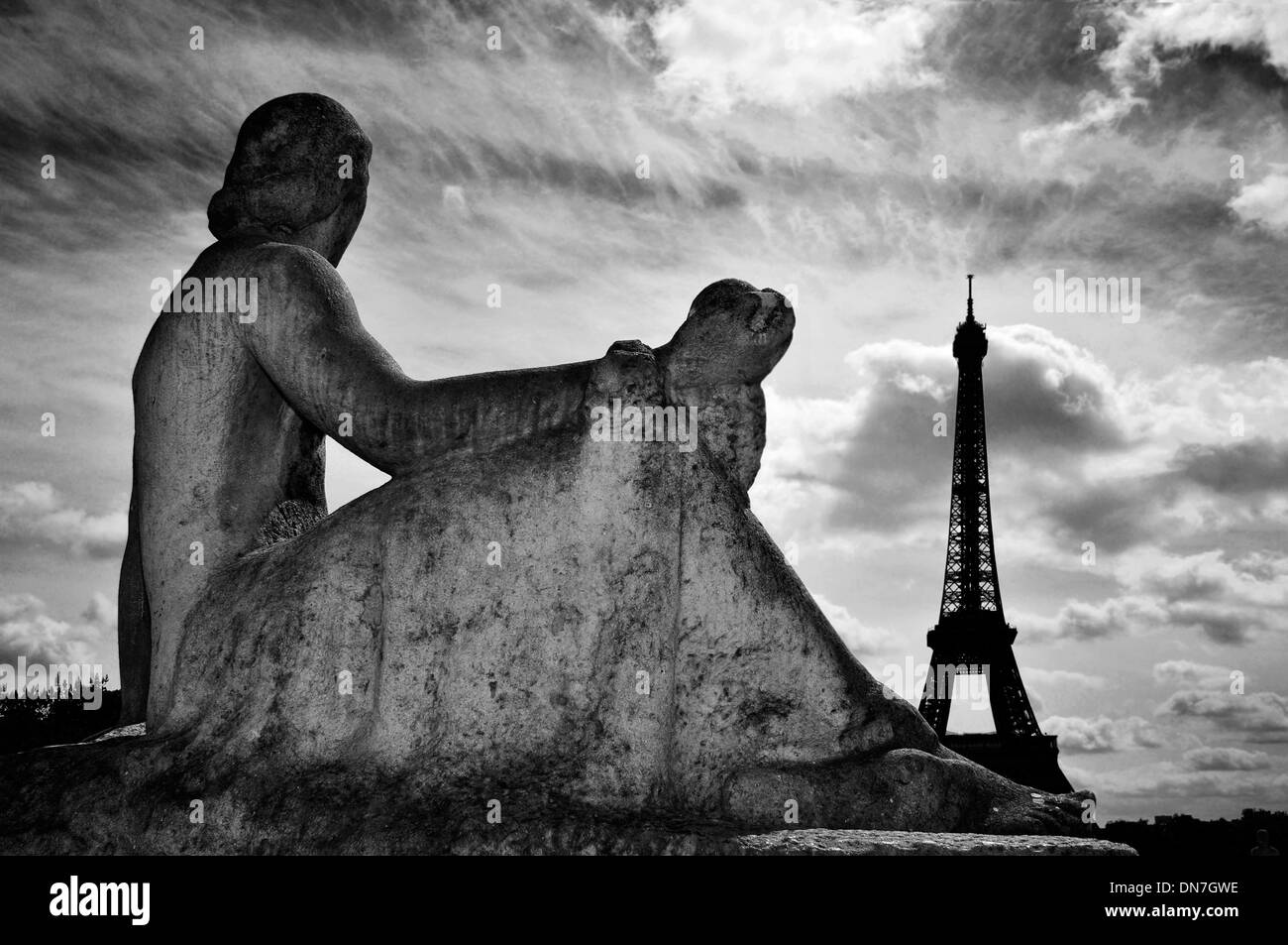 Blick auf den Eiffelturm in Paris, Frankreich, von Jardins du Trocadéro, in schwarz und weiß Stockfoto