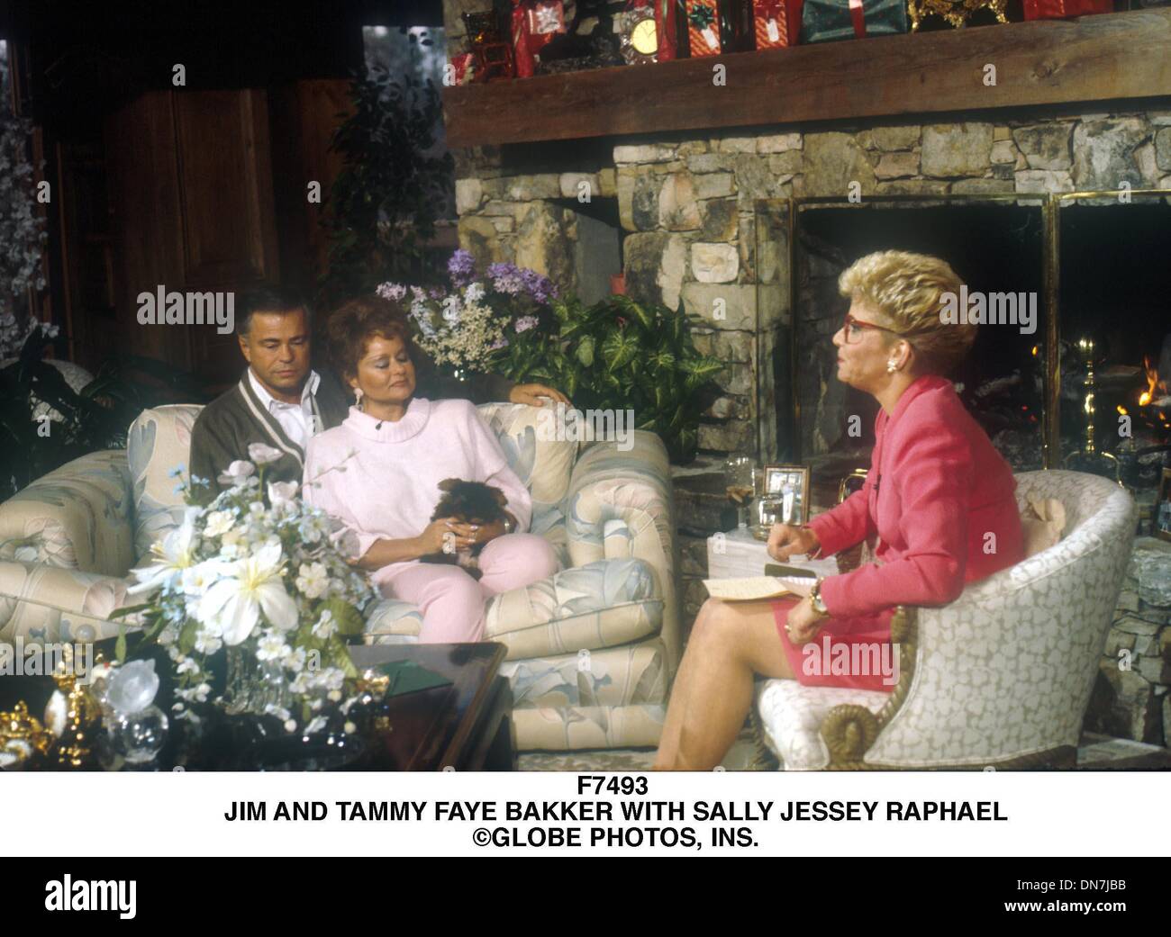 14. Februar 2001 - F7493. JIM UND BAKKER MIT SALLY JESSEY RAPHAEL. Â © INS.(Credit Image: © Globe Photos/ZUMAPRESS.com) Stockfoto
