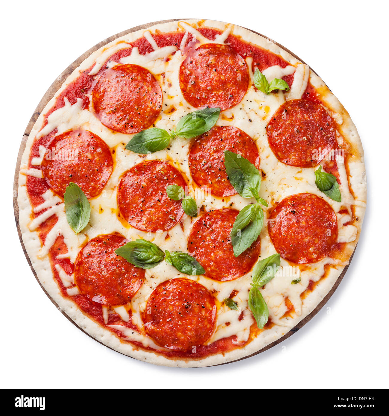 Peperoni-Pizza mit Basilikum Blätter isolierten auf weißen Hintergrund Stockfoto