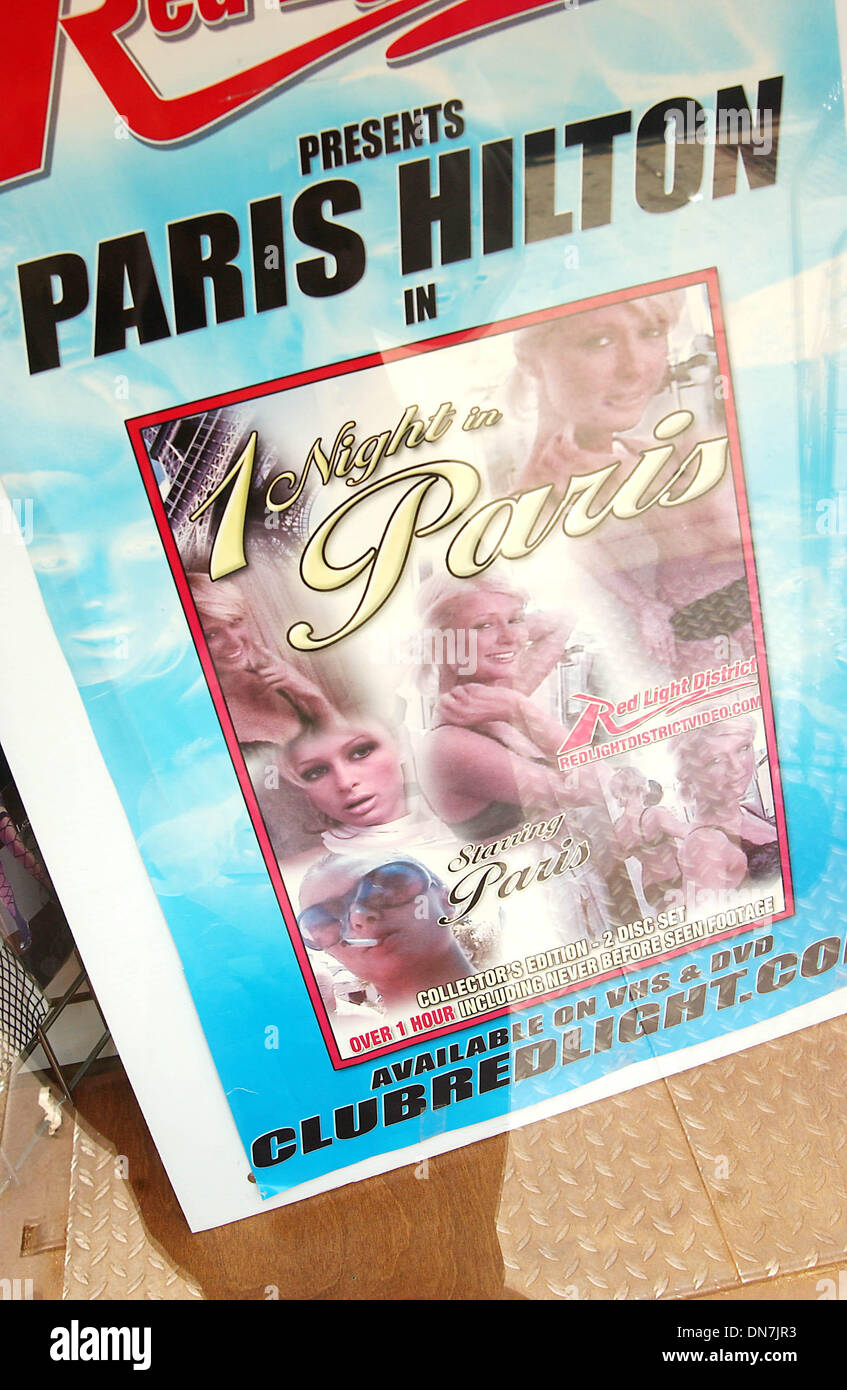 27. Oktober 2001 - K43579AR. (PORNO, ADULT DVD-VIDEO). PAIS HILTON  PRÄSENTIERT  1 NIGHT IN PARIS . DURCH die mitgelieferten: 2005  (Kredit-Bild: © Globe PhotosZUMAPRESS.com Stockfotografie - Alamy