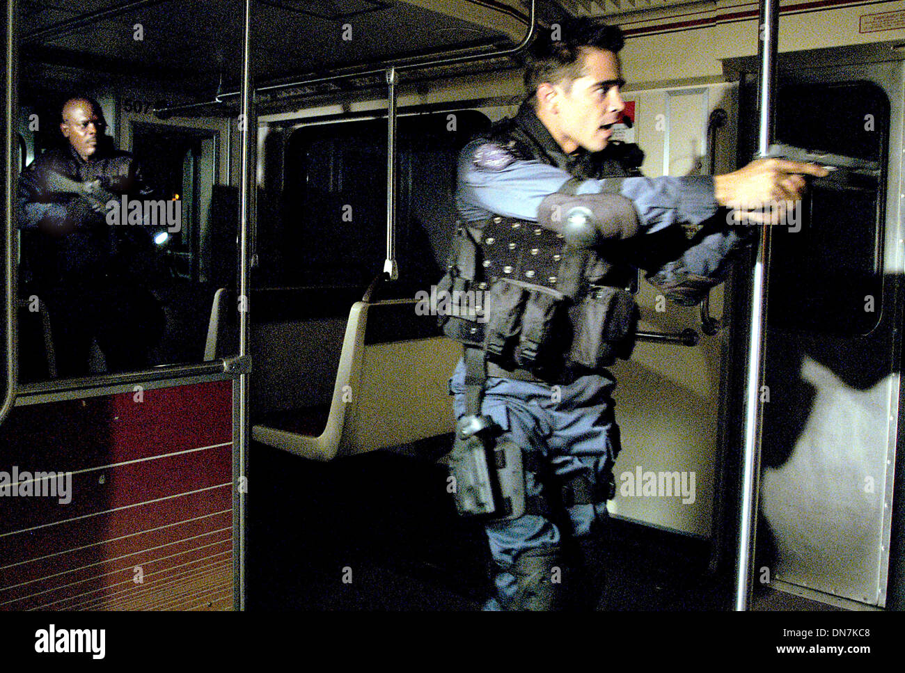 17. November 2002 - K46440ES.'' SWAT ''. TV-FILM-STILLS. GELIEFERT von Samuel und Colin Farrell porträtieren Elite S.W.A.T (Credit-Bild: © Globe Photos/ZUMAPRESS.com) Stockfoto