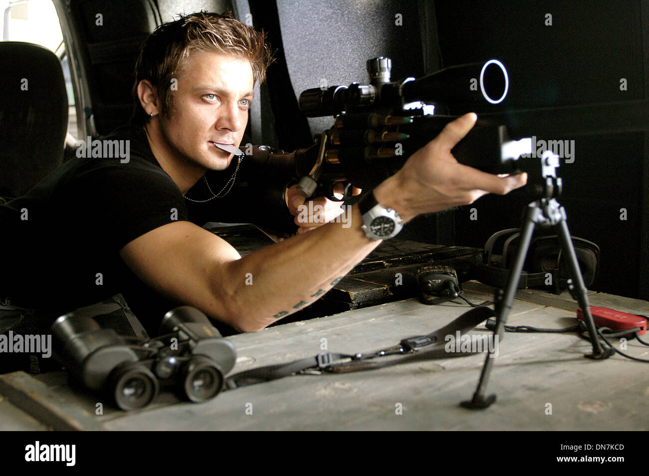 23. November 2002 - K46440ES.'' SWAT ''. TV-FILM-STILLS. GELIEFERT von Jeremy Renner spielt Brian Gamble, ein ehemaliges Mitglied der s.w.a.t. wandte sich Söldner (Credit-Bild: © Globe Photos/ZUMAPRESS.com) Stockfoto