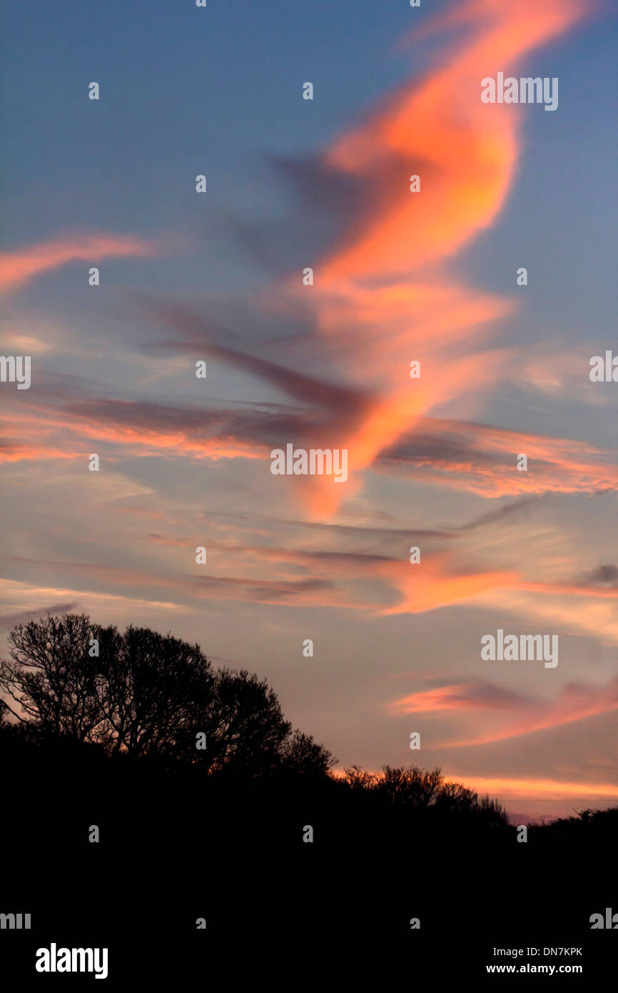 SELTSAME SPIRALE WOLKENBILDUNG VOR SONNENUNTERGANG Stockfoto