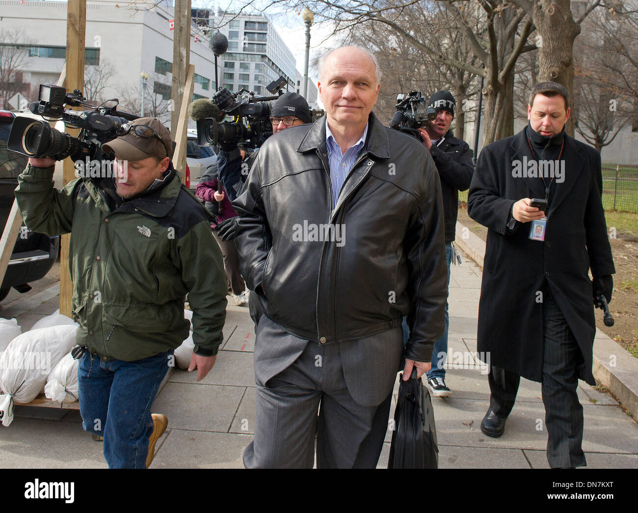 Washington DC, USA. 18. Dezember 2013. Ehemaliger United States Environmental Protection Agency executive John Beale, der vorgab, arbeiten für die CIA, das Amt zu vermeiden, fährt U.s. District Court in Washington, DC. Beale wurde zu 32 Monate Gefängnis für die EPA betrug verurteilt und musste die fast $ 1,3 Millionen zurückzahlen, die er nicht verdiente Gehalt und Boni gesammelt. Bildnachweis: Ron Sachs / CNP/Dpa/Alamy Live-Nachrichten Stockfoto