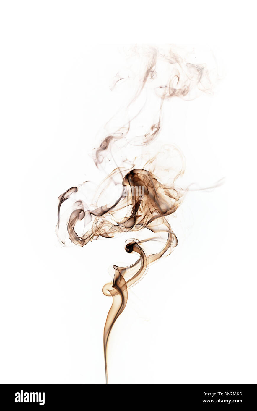 brauner Rauch auf weißem Hintergrund Stockfoto