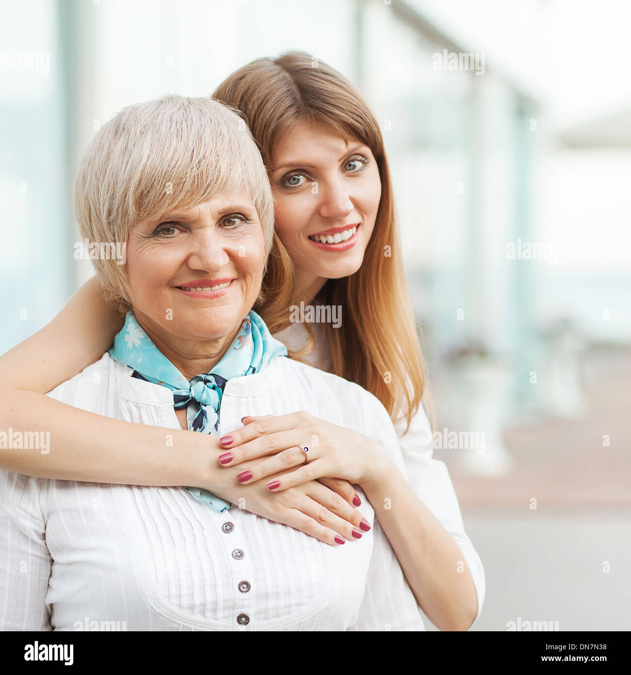 Erwachsene Mutter mit ihrer Tochter, umarmen Stockfoto