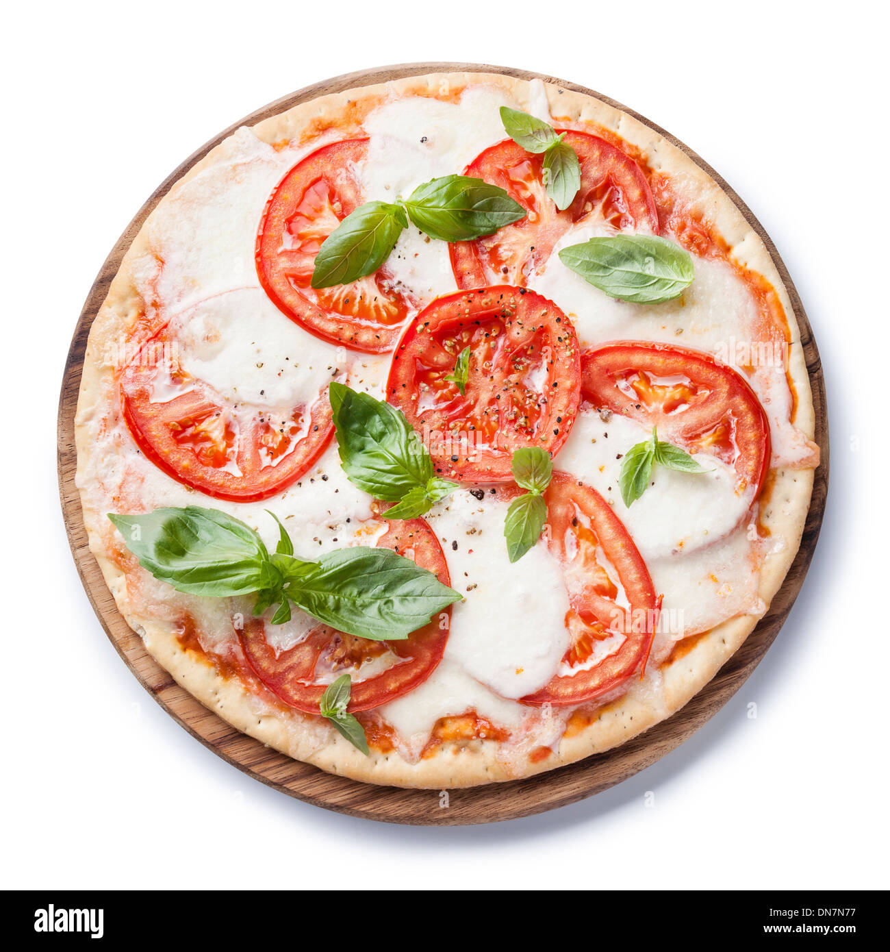 Pizza Caprese mit Mozzarella, Tomaten und Basilikum Blätter auf weißem Hintergrund Stockfoto
