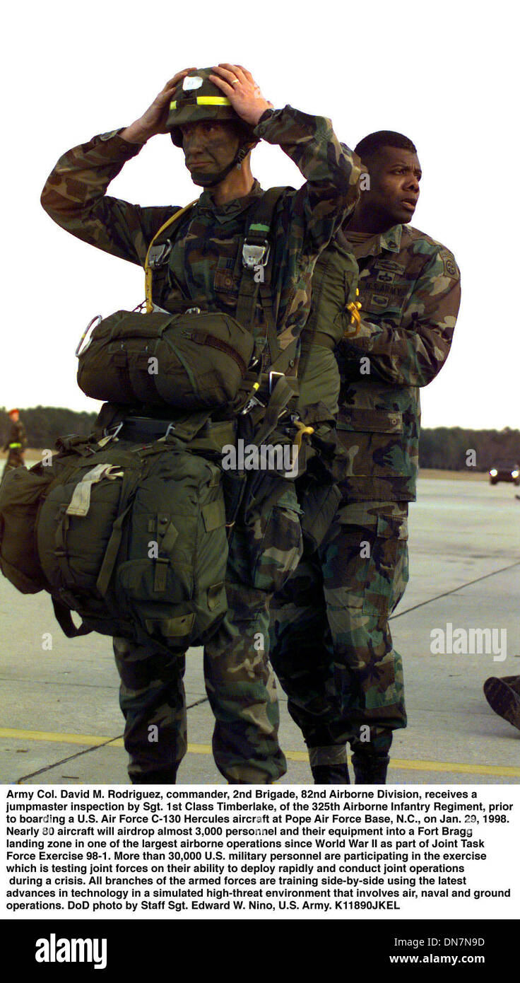 1. Januar 1998 - Papst Afb, NC, USA - 980129-A-8824N-002... Armee Oberst David M. Rodriguez, Kommandant, 2. Brigade der 82. US-Luftlandedivision, erhält eine Heli-Inspektion von Sgt. 1. Klasse Timberlake des 325. Airborne Infanterie-Regiments, vor dem Einsteigen in ein Flugzeug der US Luftwaffe c-130 Hercules bei Pope Air Force Base, North Carolina, am 29. Januar 1998.  Fast 80 Flugzeuge wird fast airdrop Stockfoto