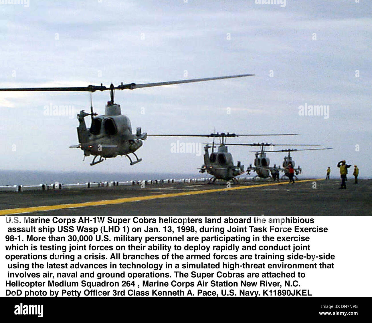 1. Januar 1998 - Uss Wasp (Lhd 1 - 980113-N-4319 P-007... US Marine Corps AH-1W Super Cobra Hubschrauber Land auf amphibischer Angriff Schiff USS Wasp (LHD-1) am 13. Januar 1998, während der Joint Task Force Übung 98-1.  Mehr als 30.000 US-Militärpersonal beteiligen der Übung sich die gemeinsamen Kräfte auf ihre Fähigkeit, schnell bereitstellen und gemeinsame Operationen getestet wird Stockfoto