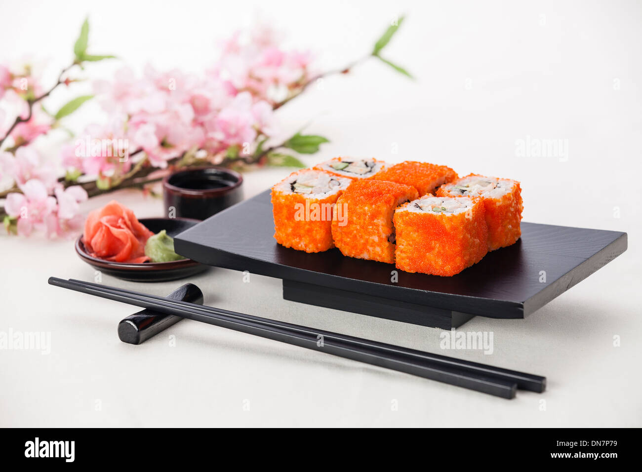 California Maki Sushi mit Sojasauce und Ingwer Stockfoto
