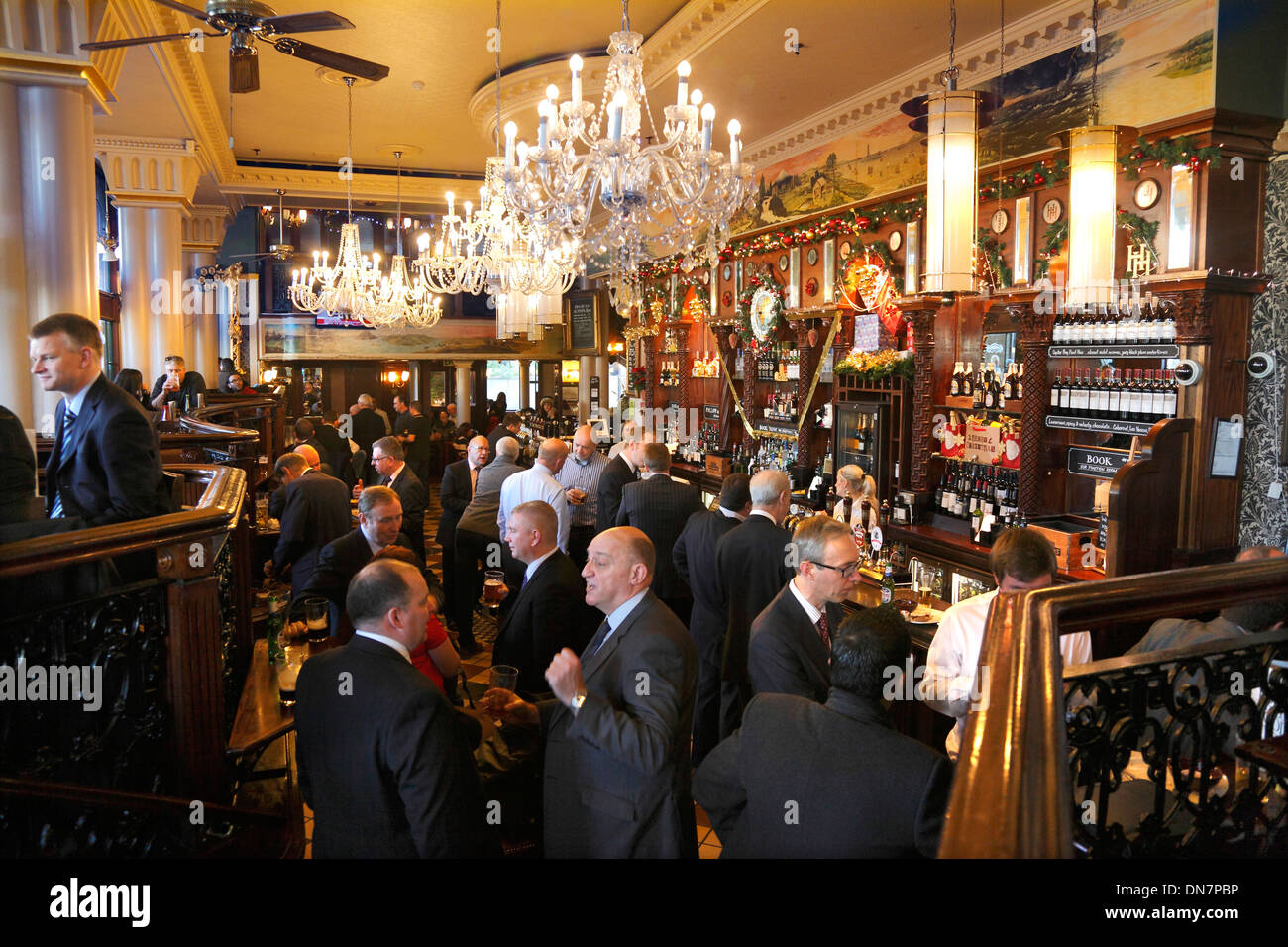 Innenraum des Horniman Pub bei Hays Galleria an der Thames South Bank in der Nähe von Southwark Stockfoto