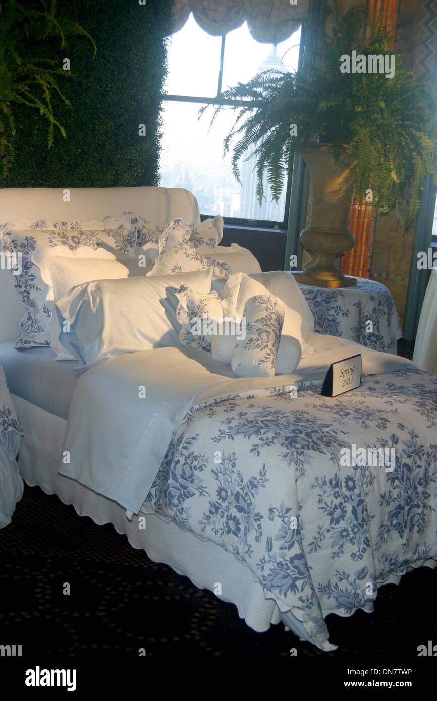 1. Januar 1980 - K26213JBB '' Frühstück im Bett mit DENNIS BASSO'' RAINBOW ROOM, NYC 17.09.02. JOHN BARRETT / 2002. (Kredit-Bild: © Globe Photos/ZUMAPRESS.com) Stockfoto