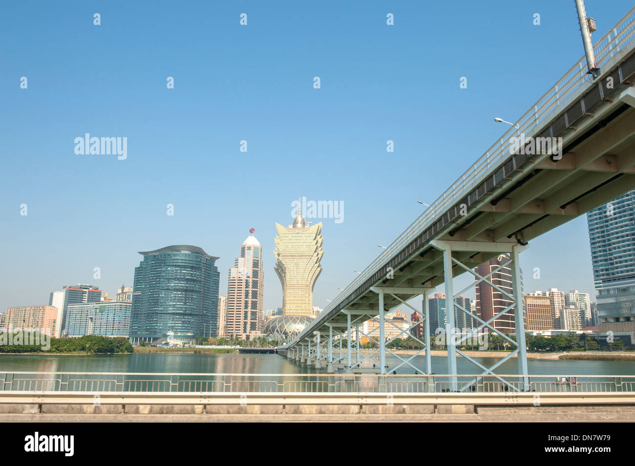 Casinos und Brücke der Cotai Strip, mit Wahrzeichen Gebäude des Grand Lisboa, Macau (Macao), SAR China Stockfoto
