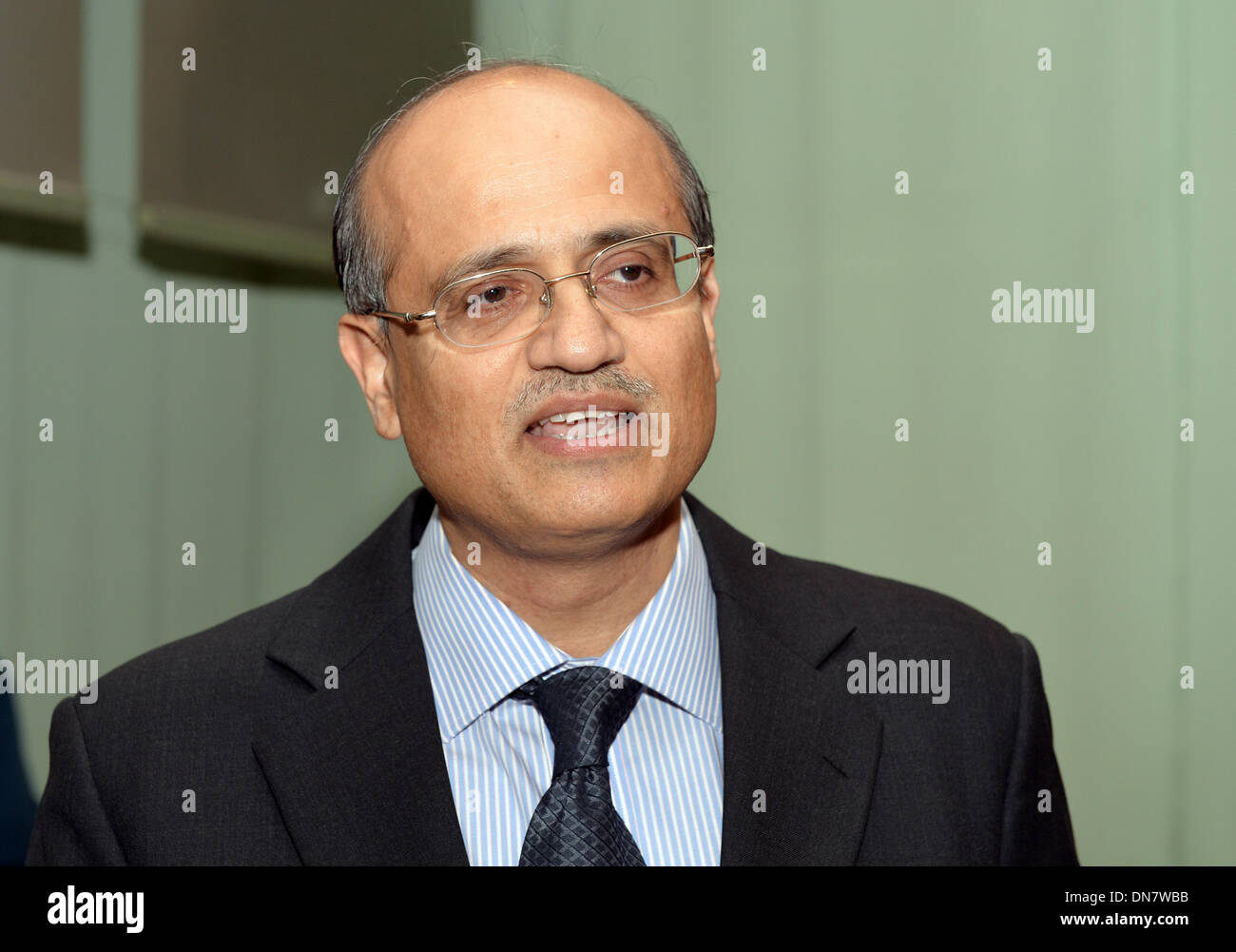 Berlin, Deutschland. 18. Dezember 2013. Indischer Botschafter Vijay Gokhale (C) steht in der indischen Botschaft in Berlin, Deutschland, 18. Dezember 2013. Foto: Jens Kalaene/Dpa/Alamy Live News Stockfoto