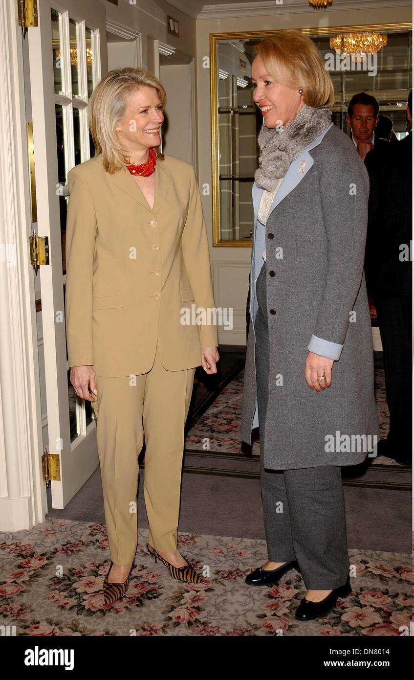 5. März 2002 - K24307AR SD0305. LIBBY PATAKI. CANDICE BERGEN. GEEHRT ALS MUTTER DES JAHRES VON DER AMERICAN CANCER SOCIETY. REGIS HOTEL, NEW YORK CITY. ANDREA RENAULT / 2002 (Kredit-Bild: © Globe Photos/ZUMAPRESS.com) Stockfoto