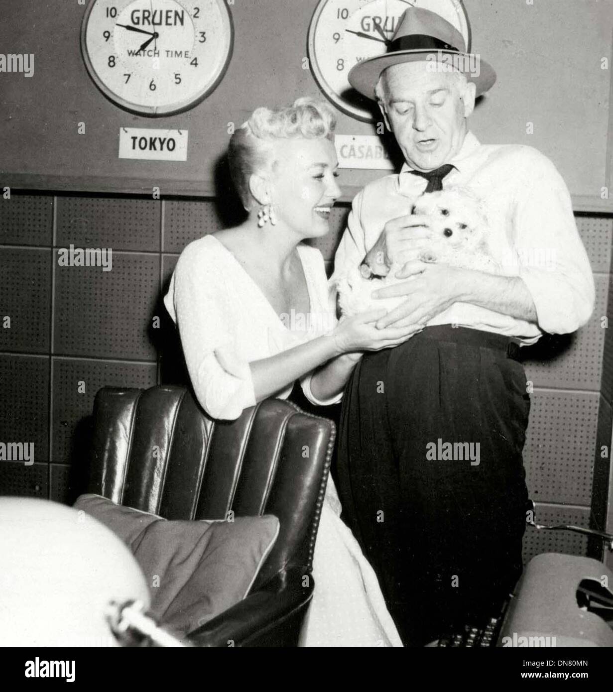 11. September 2002 - BETTY GRABLE und WALTER WINCHELL.  Archiv / (Kredit-Bild: © Globe Photos/ZUMAPRESS.com) Stockfoto