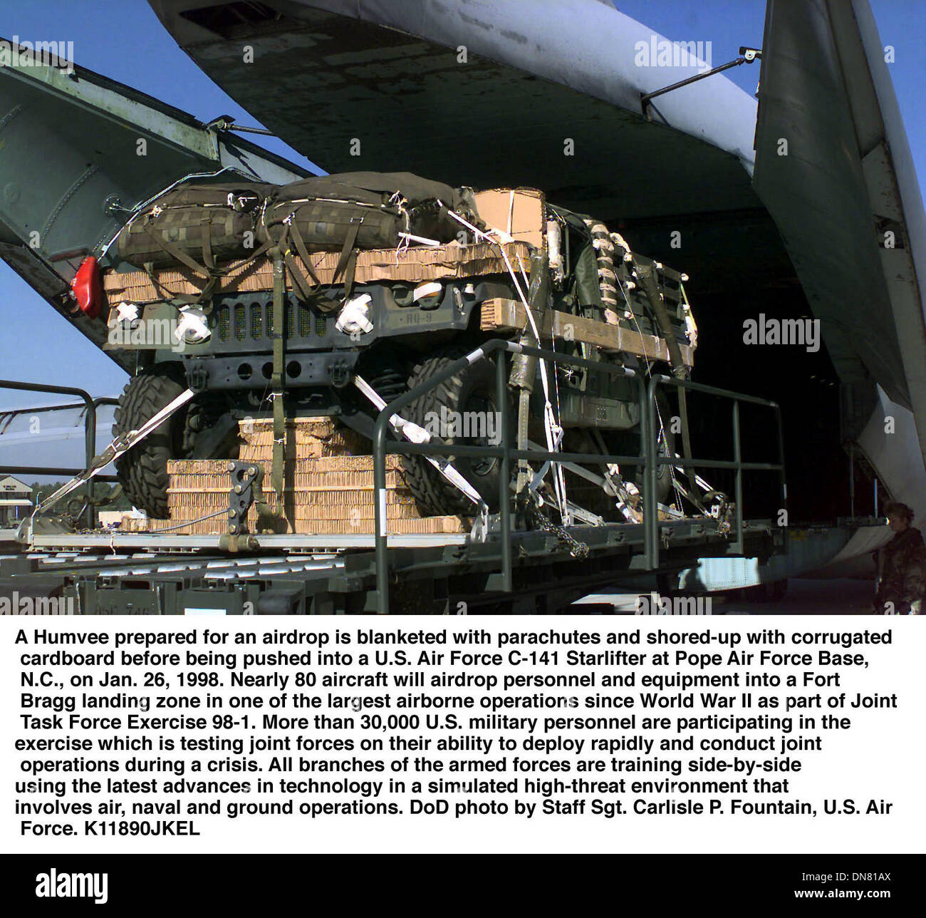 1. Januar 1998 - Papst Afb, NC, USA -.980126-F-7188F-505... Ein Humvee, vorbereitet für eine Airdrop ist bedeckt mit Fallschirmen und abgestützt mit Wellpappe vor, in eine US Luftwaffe c-141 Starlifter an Pope Air Force Base, North Carolina, am 26. Januar 1998 gedrängt.  Fast 80 Flugzeuge airdrop wird Personal und Ausrüstung in einem Fort Bragg Landezone in eines der größten in der Luft Stockfoto