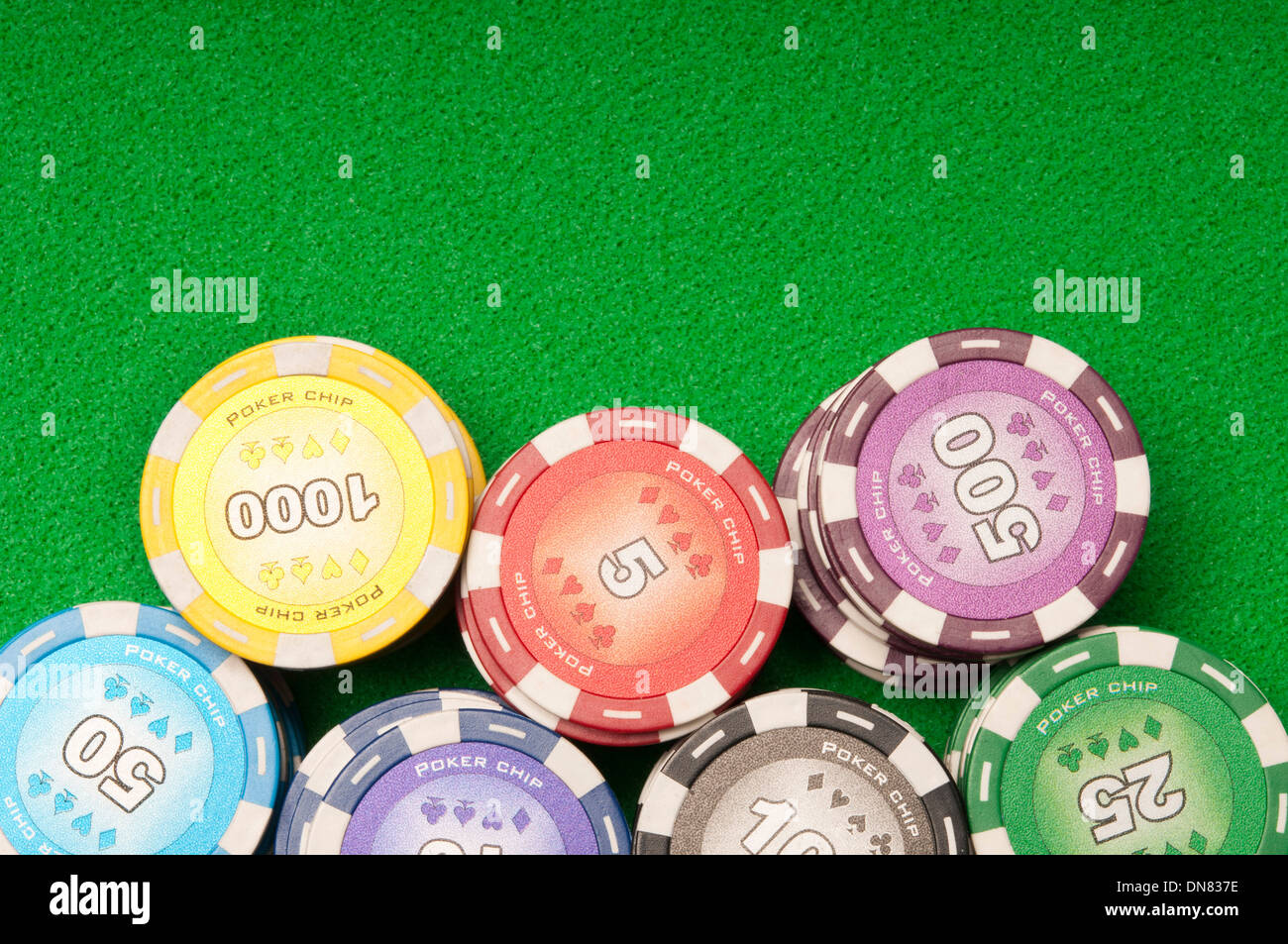 Poker-Chips am grünen Tisch Stockfoto