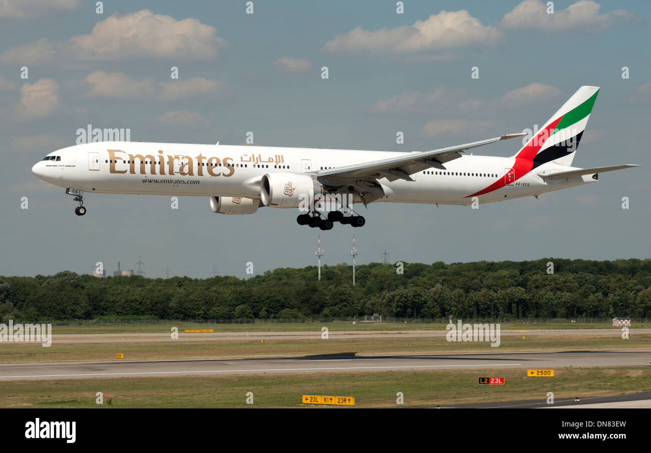 Emirates Boeing 777-300 landet auf dem Flughafen Düsseldorf International Deutschland Stockfoto