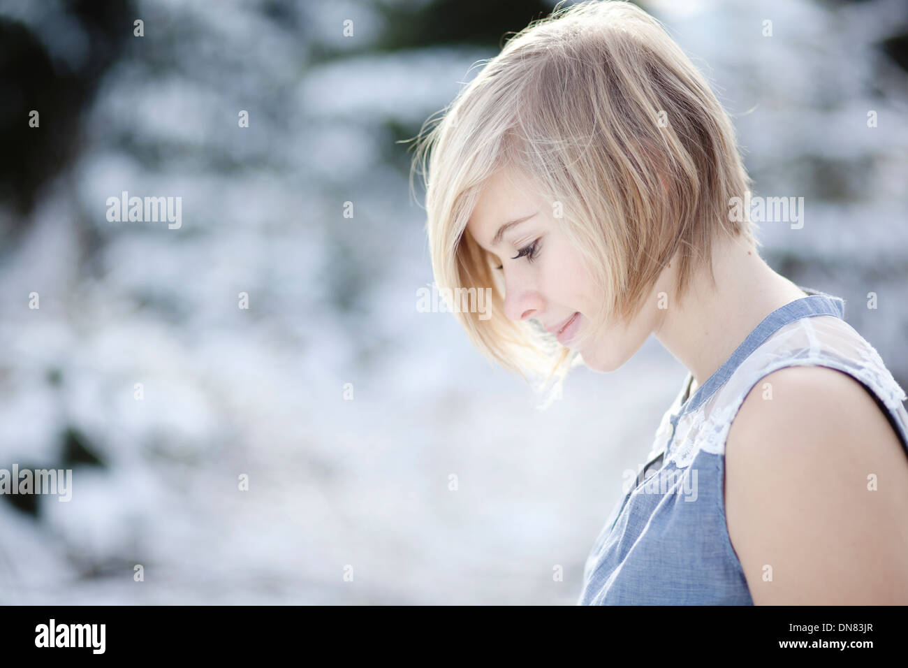 Porträt einer jungen Frau im Schnee Stockfoto