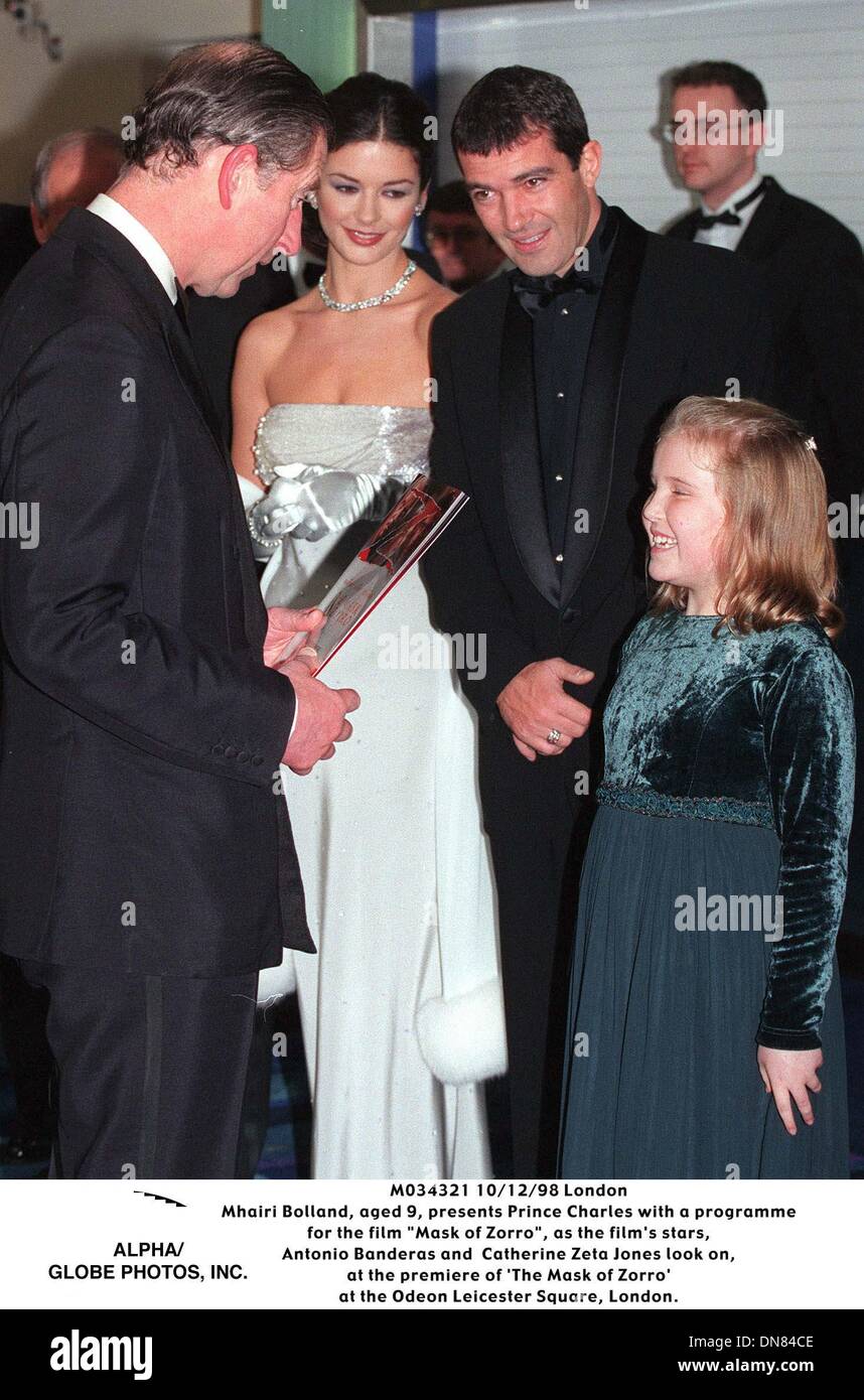12. Oktober 1998 - London, Großbritannien - M034321 12.10.98 London.Mhairi Bolland, 9 Jahre, Prinz Charles mit einem programme.for den Film "Maske des Zorro'', wie die Filmstars präsentiert. Antonio Banderas und Catherine Zeta-Jones Blick auf .at die Premiere von "Die Maske des Zorro".at Odeon am Leicester Square, London. (Kredit-Bild: © Globe Photos/ZUMAPRESS.com) Stockfoto