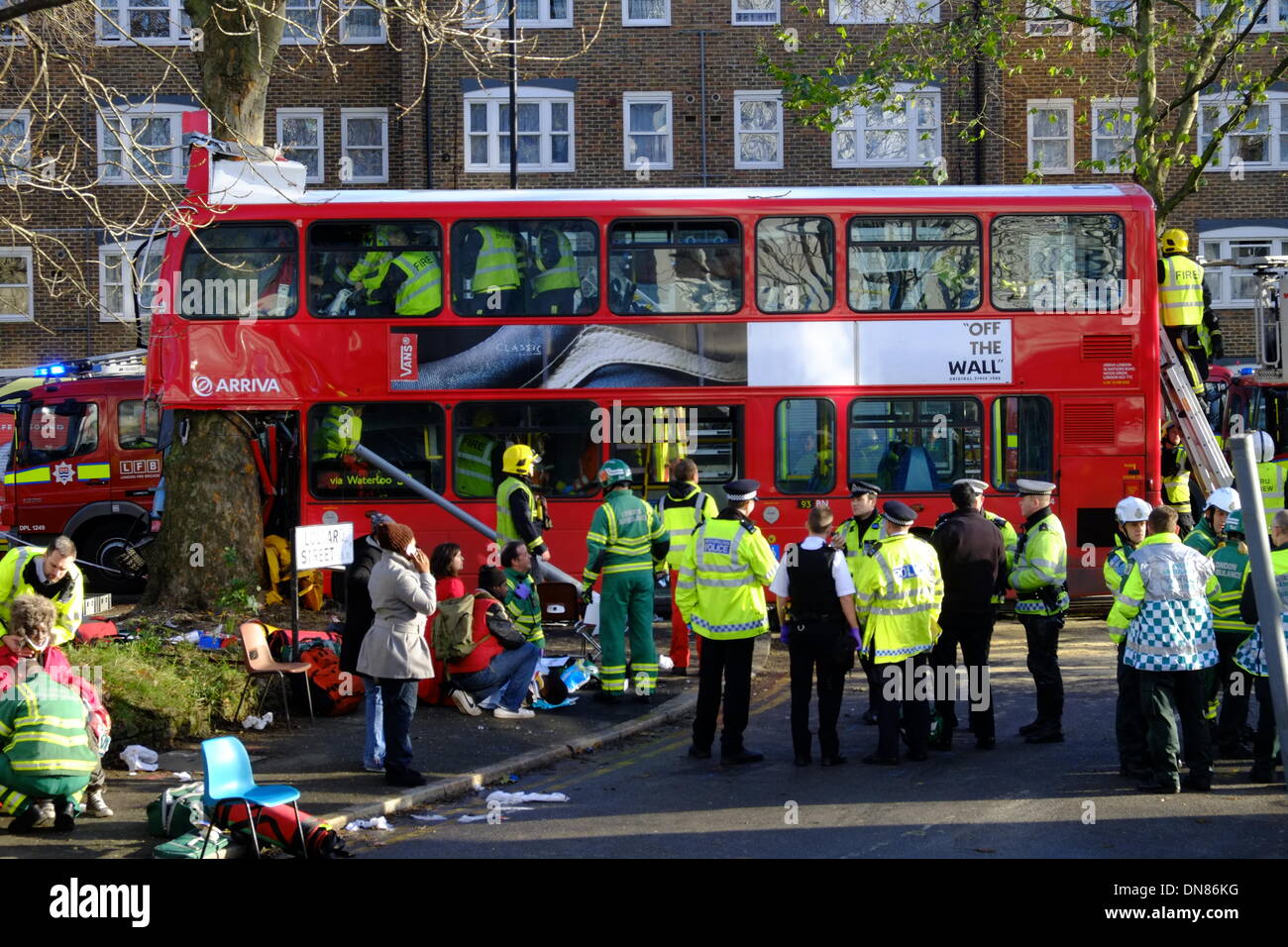 London, UK. 20. Dezember 2013. No. 59 Bus stürzt in Baum, viele Verletzungen, Kennington Road SE11 Credit: Rachel Megawhat/Alamy Live News Stockfoto