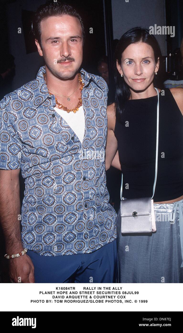 8. Juli 1999 - K16084TR Rallye IN der Verbündeten. PLANET HOPE STREET WERTPAPIERE UND 8. JULI 99. DAVID ARQUETTE & COURTNEY COX. TOM RODRIGUEZ / 1999 (Kredit-Bild: © Globe Photos/ZUMAPRESS.com) Stockfoto