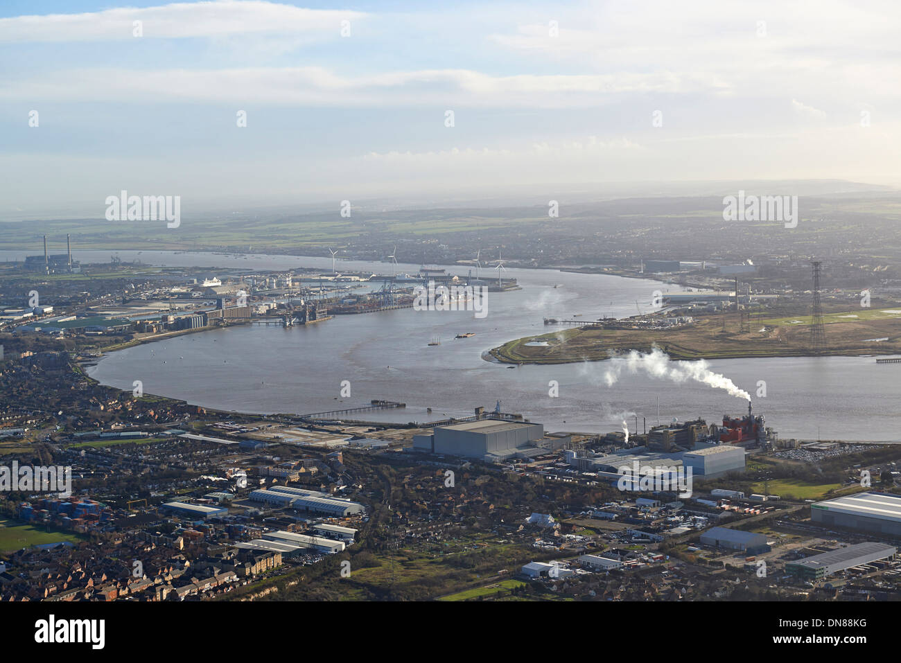 Auf der Suche auf dem Fluss Themse von Dartford gegenüber Tilbury, South East England, UK Stockfoto