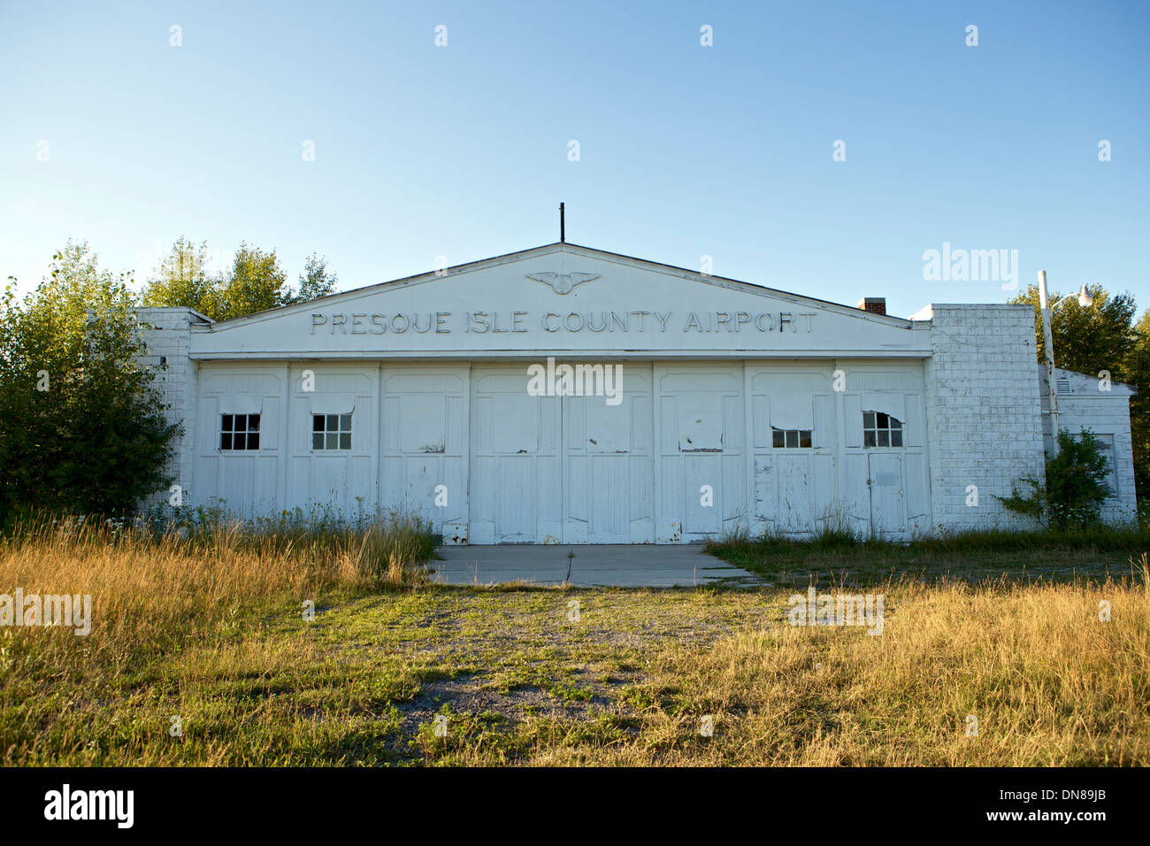 Verlassenen Flughafen-Hangar in Presque Isle County Flughafen Stockfoto