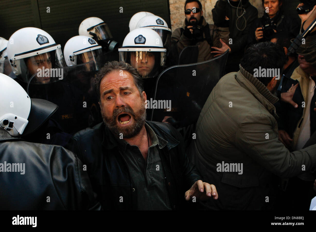 Athen, Griechenland. 20. Dezember 2013. Bauern aus Kreta sind mit der Polizei außerhalb Griechenlands Parlament aufeinander, als Gesetzgeber bereiten eine neue Vermögenssteuer abstimmen, die die Abgabe auf Farmen erweitern wird. Hunderte von Bauern nahmen eine Nachtfähre Freitag in Athen zu protestieren. Sie schleuderte Orangen an Polizei und zerschlagen die Schilde, die Polizei mit traditionelles Hirten-Walking-Stöcke hielten. Die neue Steuer ist Teil der Maßnahmen, die unter Griechenlands internationale Rettungsaktion Vereinbarungen. Bildnachweis: Aristidis Vafeiadakis/ZUMAPRESS.com/Alamy Live-Nachrichten Stockfoto