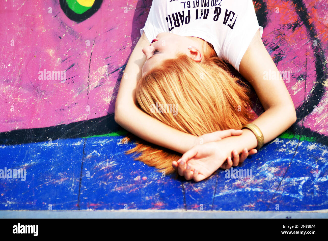 Frau am Boden liegend mit graffiti Stockfoto