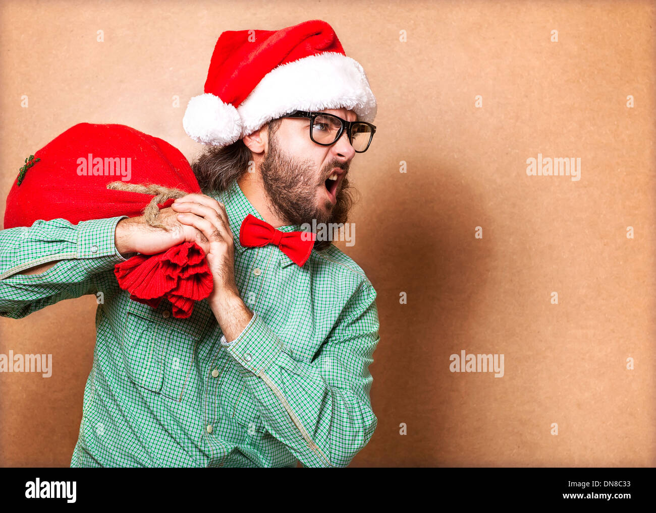 Hipster in der Kleidung der Weihnachtsmann mit Geschenken Stockfoto