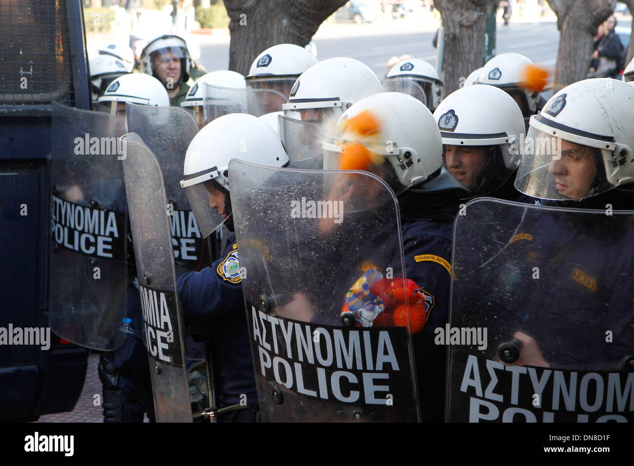 Athen, Griechenland. 20. Dezember 2013. Bauern aus Kreta sind mit der Polizei außerhalb Griechenlands Parlament aufeinander, als Gesetzgeber bereiten eine neue Vermögenssteuer abstimmen, die die Abgabe auf Farmen erweitern wird. Hunderte von Bauern nahmen eine Nachtfähre Freitag in Athen zu protestieren. Sie schleuderte Orangen an Polizei und zerschlagen die Schilde, die Polizei mit traditionelles Hirten-Walking-Stöcke hielten. Die neue Steuer ist Teil der Maßnahmen, die unter Griechenlands internationale Rettungsaktion Vereinbarungen. Bildnachweis: Aristidis Vafeiadakis/ZUMAPRESS.com/Alamy Live-Nachrichten Stockfoto