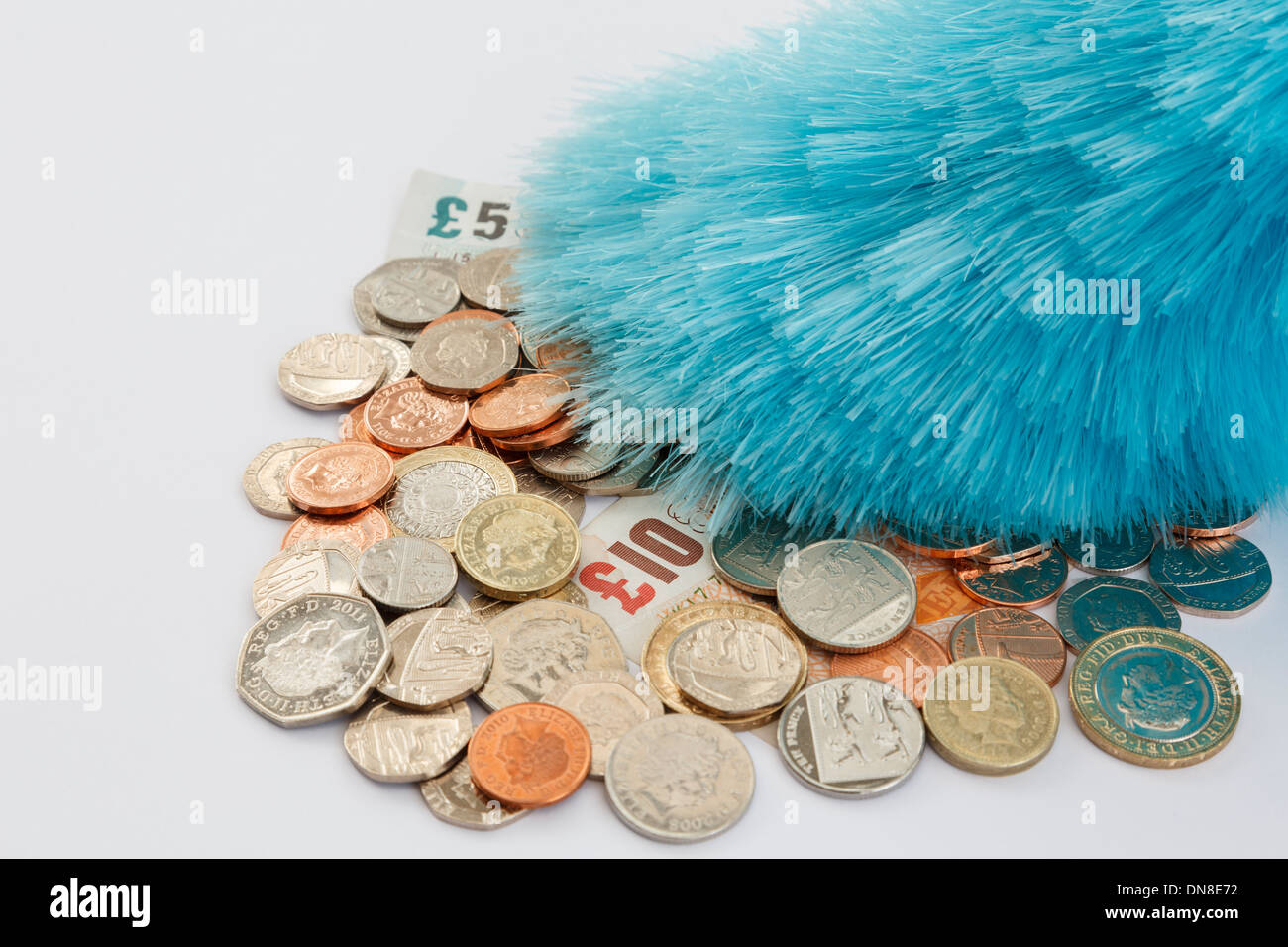 Ein Staubwedel Abstauben einen Haufen von Sterling Geld Münzen und Banknoten. England, Großbritannien, Großbritannien, Europa. Stockfoto