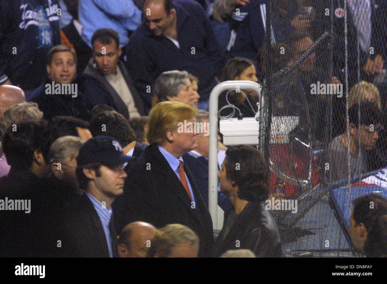 15. Oktober 2001 - k23107JBB SD1015. DONALD TRUMP. YANKEES gegen die OAKLAND A's SPIEL 5 DIVISIONAL PLAYOFFS. YANKEE STADIUM, BRONX N.Y. JOHN BARRETT / 2001 (Kredit-Bild: © Globe Photos/ZUMAPRESS.com) Stockfoto