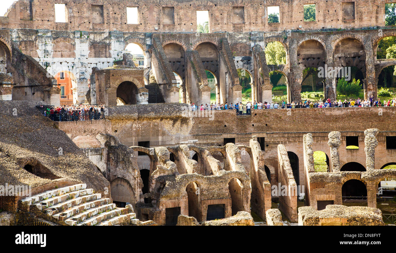 Alte, gebrochene Wände im Inneren des antiken Kolosseum in Rom, Italien Stockfoto