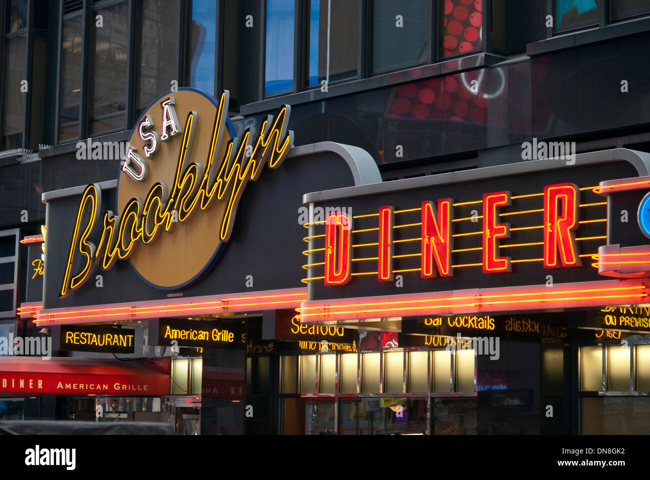 Leuchtreklame von Brooklyn Diner Restaurant am Times Square in New York Stockfoto