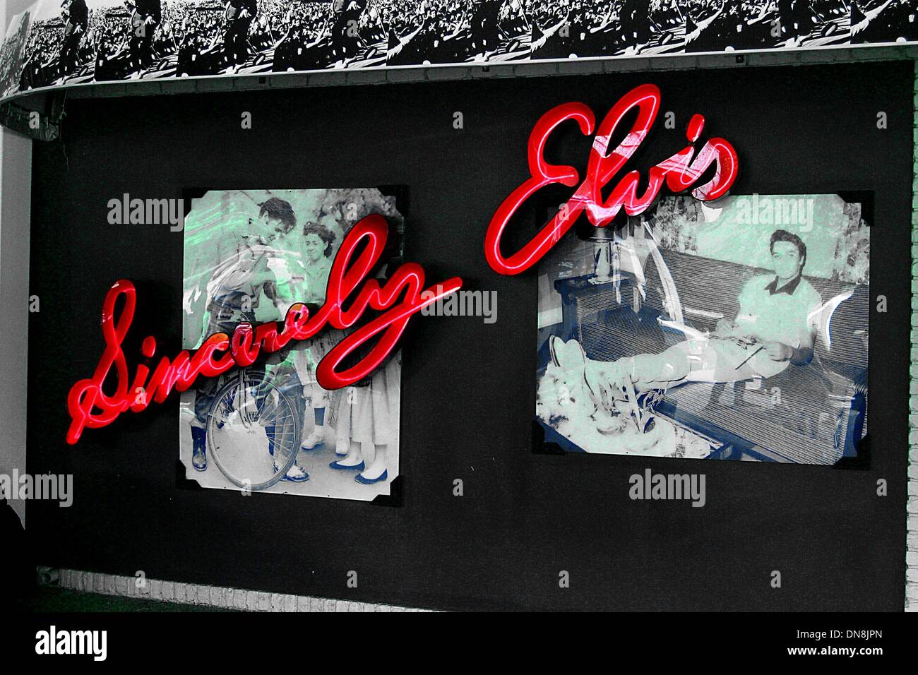 1. Januar 1980 - K5857JBB: Zum 25. Todestag des ELVIS PRESLEY ist während der "ELVIS WEEK 2002'' IN MEMPHIS, TENNESSE erinnert 15.08.02. JOHN BARRETT / 2002 (Kredit-Bild: © Globe Photos/ZUMAPRESS.com) Stockfoto