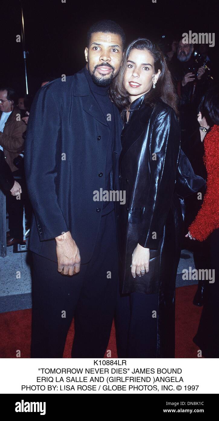 15. Dezember 1997 - K10884LR.'' TOMORROW NEVER DIES "JAMES GEBUNDEN. ERIQ LA SALLE UND (FREUNDIN) ANGELA. LISA ROSE / 1997 (Kredit-Bild: © Globe Photos/ZUMAPRESS.com) Stockfoto