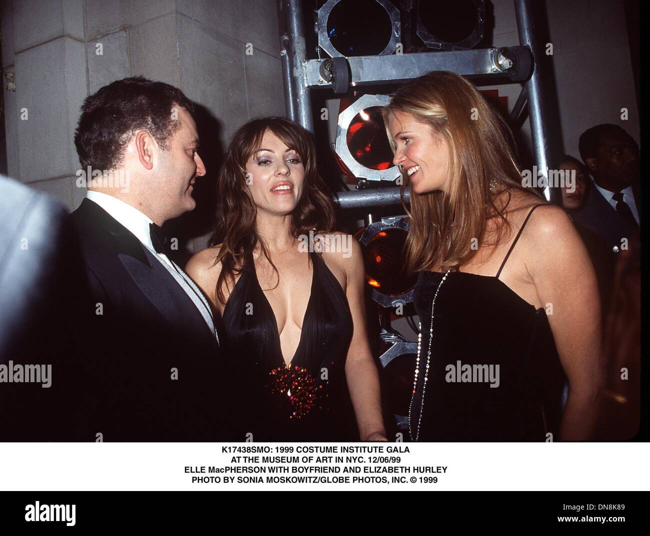 6. Dezember 1999 - K17438SMO: 1999 COSTUME INSTITUTE GALA. IM MUSEUM OF ART IN NEW YORK CITY. 12/06/99.Elle MacPHERSON mit Freund und ELIZABETH HURLEY. SONIA MOSKOWITZ / 1999 (Kredit-Bild: © Globe Photos/ZUMAPRESS.com) Stockfoto