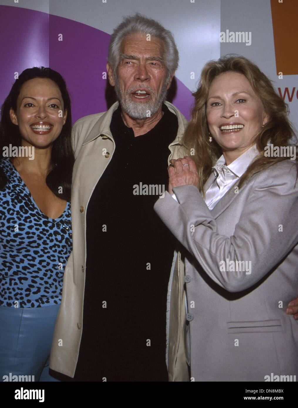 5. November 2001 - K23270AG: AFI Filmfestival. FAYE DUNAWAY '' DER YELLOW BIRD''. HOLLYWOOD, CA 11/03/2001.JAMES COBURN UND FRAU PAULA MIT FAYE DUNAWAY. AMY Gräber / 2001 (Kredit-Bild: © Globe Photos/ZUMAPRESS.com) Stockfoto