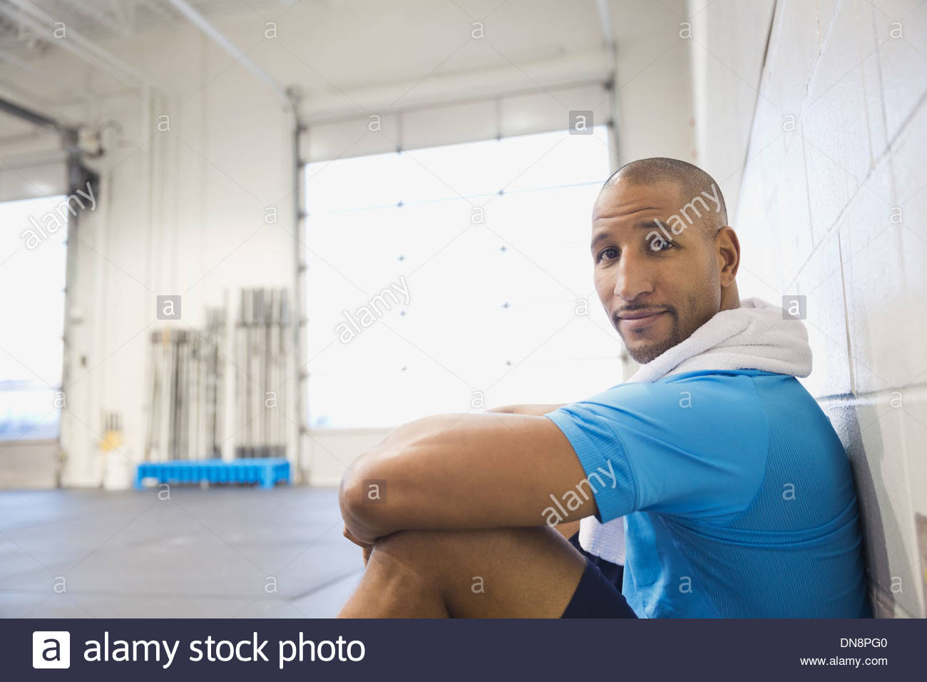 Porträt von zuversichtlich Mann in Crossfit gym Stockfoto