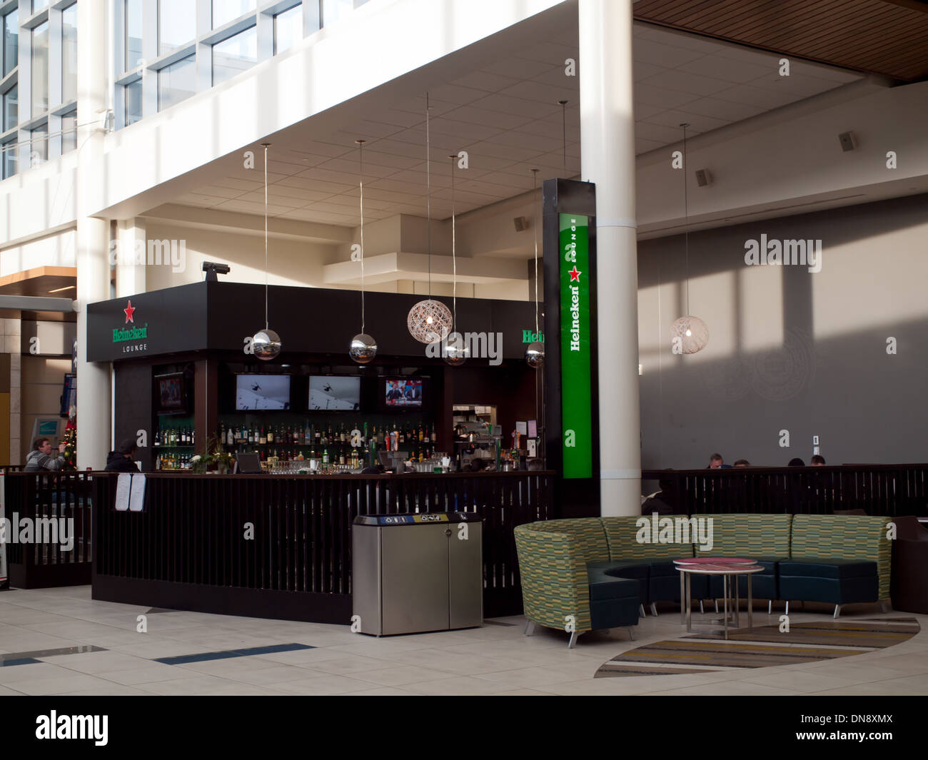 Ein Blick auf die Heineken Lounge in Edmonton International Airport  (Flughafencode: YEG) in Edmonton, Alberta, Kanada Stockfotografie - Alamy