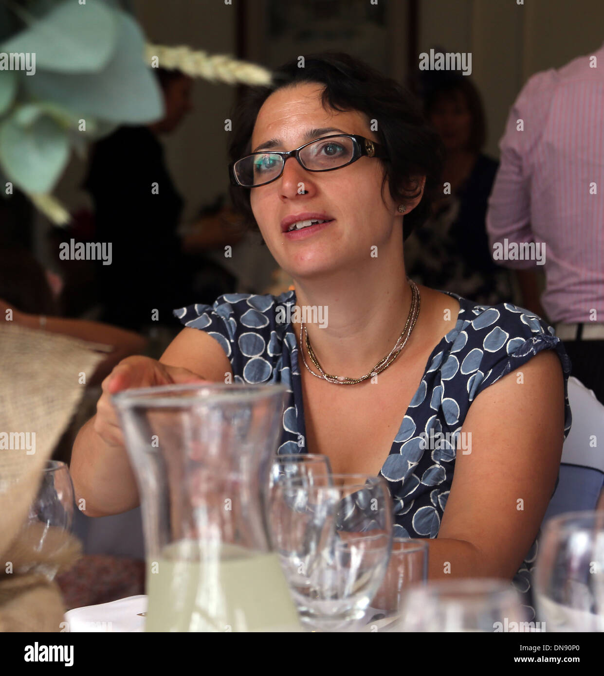 Porträt einer Frau mit Brille In ihren Vierzigern England Stockfoto