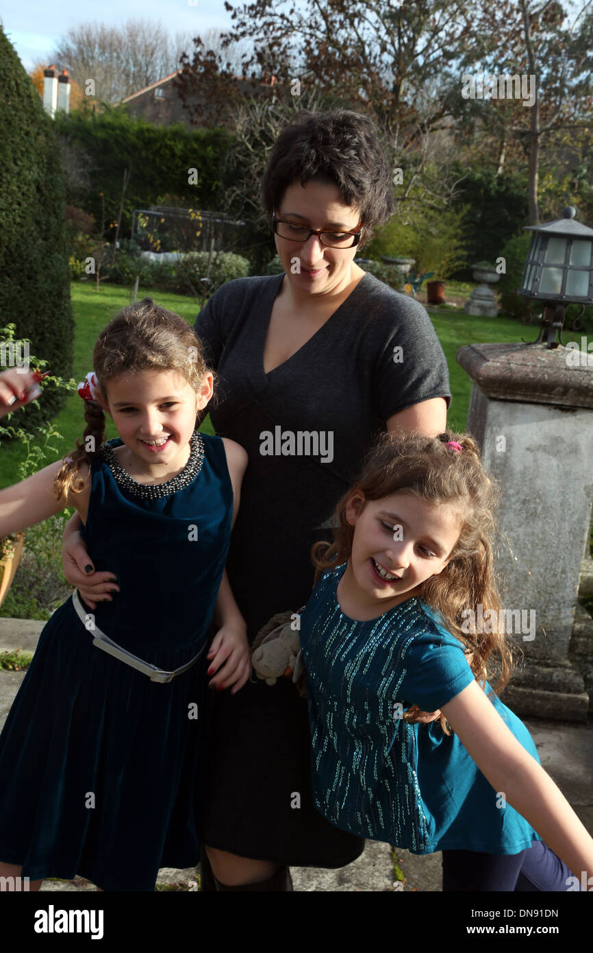 englischen Mutter 39 mit zwei Töchtern im Alter von 7 und 9 Stockfoto