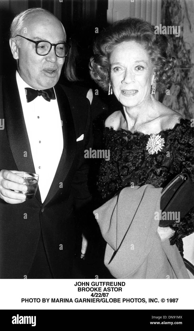 9. Juli 2001 - JOHN GUTFREUND. BROOKE ASTOR.4/22/87. MARINA GARNIER / 1987.K22151MG (Kredit-Bild: © Globe Photos/ZUMAPRESS.com) Stockfoto