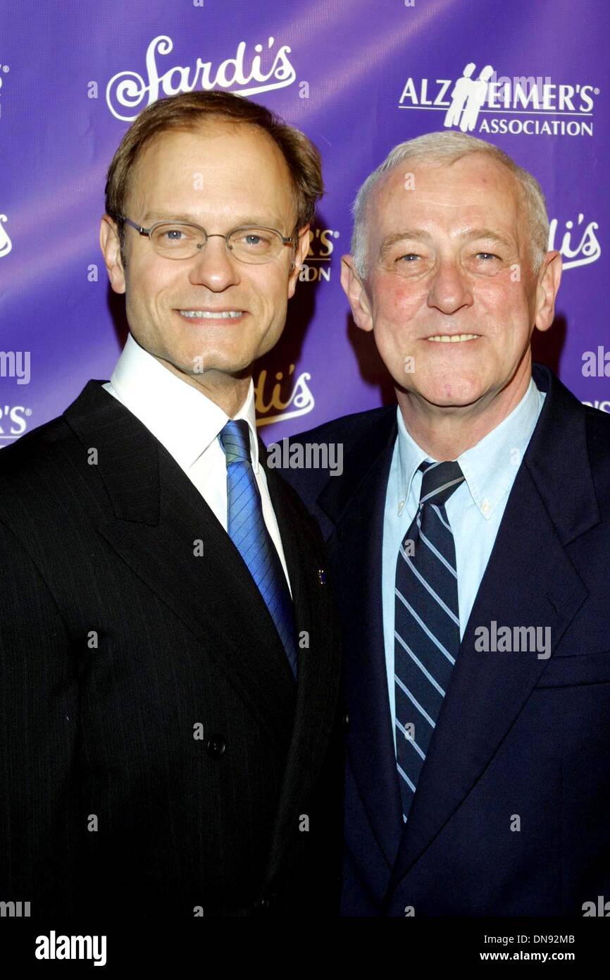 6. März 2002 - K24289TR SD0306.'' EINE NACHT IM SARDI'' BEVERLY HILTON HOTEL. BEVERLY HILLS KALIFORNIEN... TOM RODRIGUEZ / C)2002.DAVID HYDE PIERCE und JOHN MAHONEY(Credit Image: © Globe Photos/ZUMAPRESS.com) Stockfoto