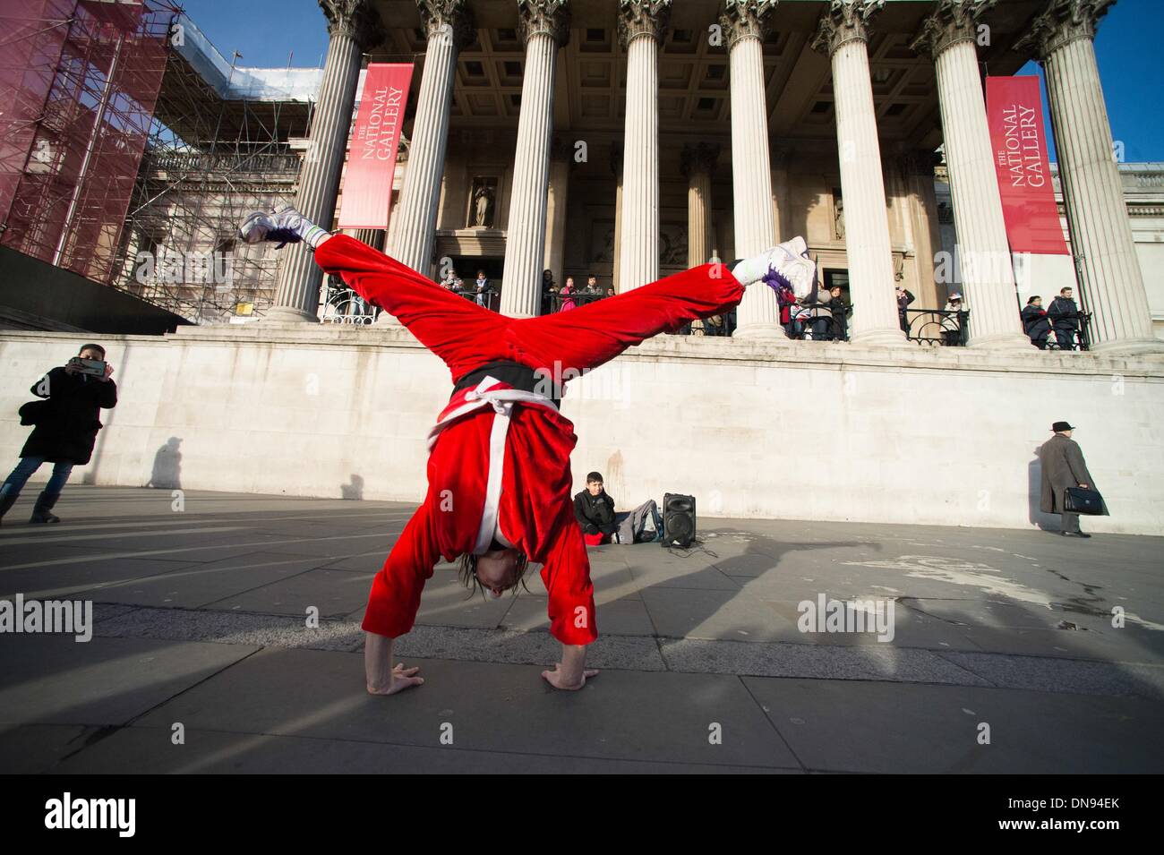 London, UK, UK. 20. Dezember 2013. Ein paar Animateure führen Breakdance-Moves während des Tragens Santa Anzüge in Trafalgar Square. Gail Orenstein/ZUMAPRESS.com/Alamy © Live-Nachrichten Stockfoto