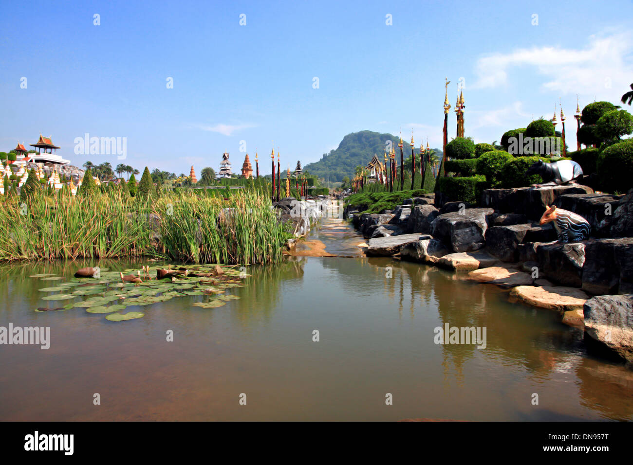 Thailand-Garten mit Blick auf die Vorderseite des Teiches. Stockfoto